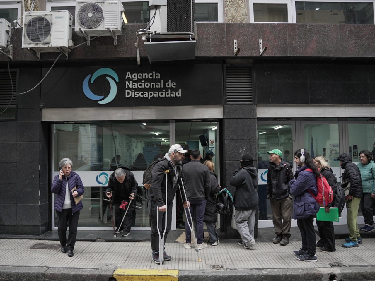 Dinero, contratos multimillonarios y una orden de extracción en caliente de celulares: el detalle de los allanamientos por el caso de los audios