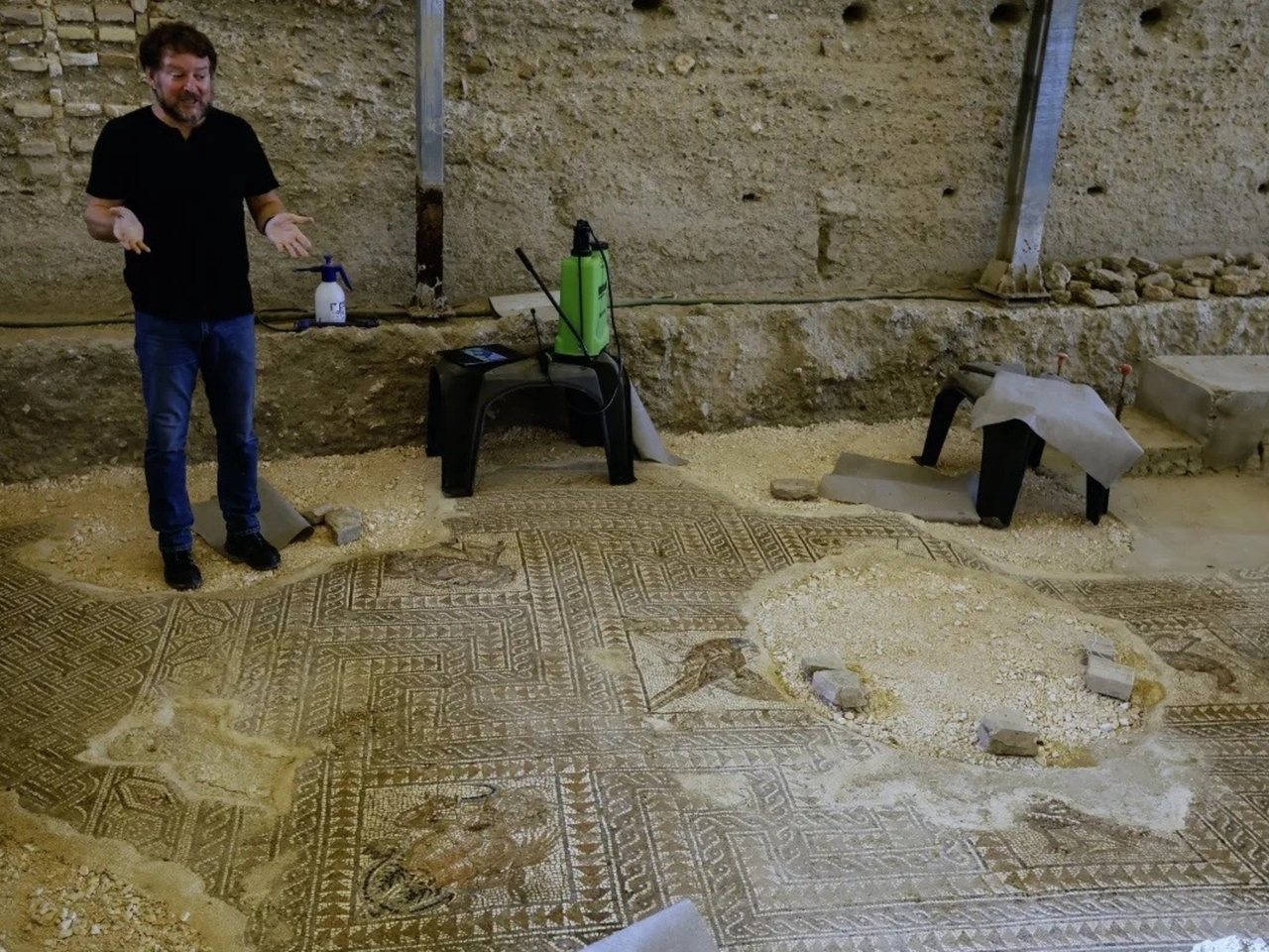 Um luxuoso mosaico romano de 27 metros com figuras das quatro estações foi encontrado em Sevilha.