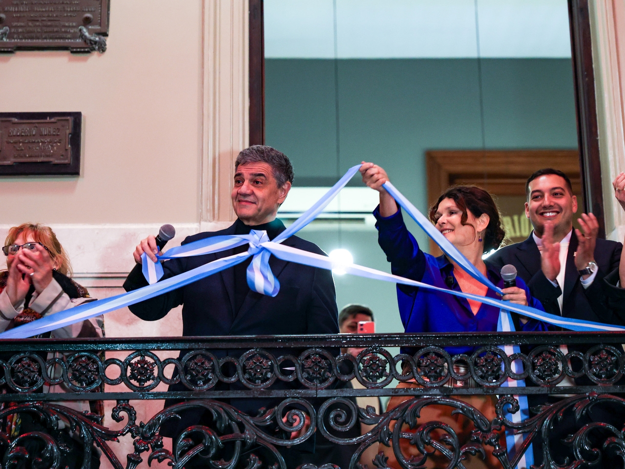 Ao som da sirene do noticiário, Macri inaugurou um centro cultural na Casa da Cultura.
