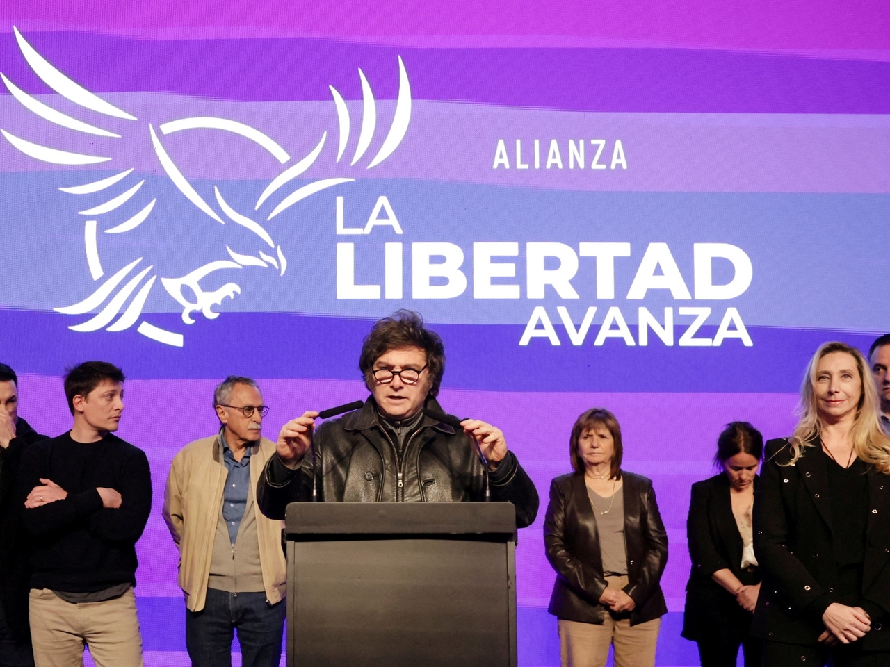 Javier Milei wznawia kampanię i przejmuje władzę po pobiciach w prowincji i pośród plotek o rezygnacjach.
