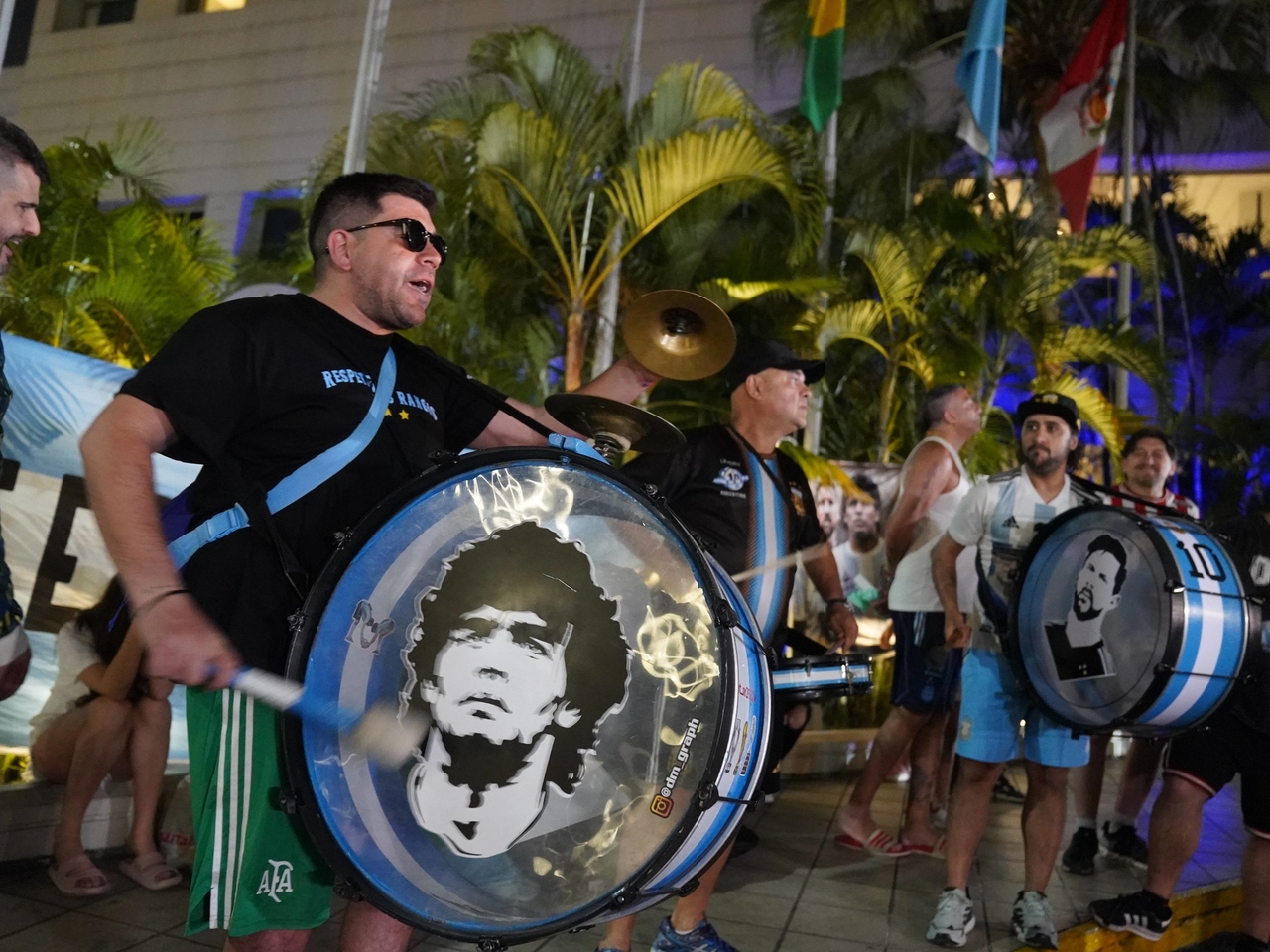 A seleção nacional chegou a Guayaquil: um punhado de torcedores argentinos leais, curiosos e uma entrada rápida para aguardar a partida contra o Equador.