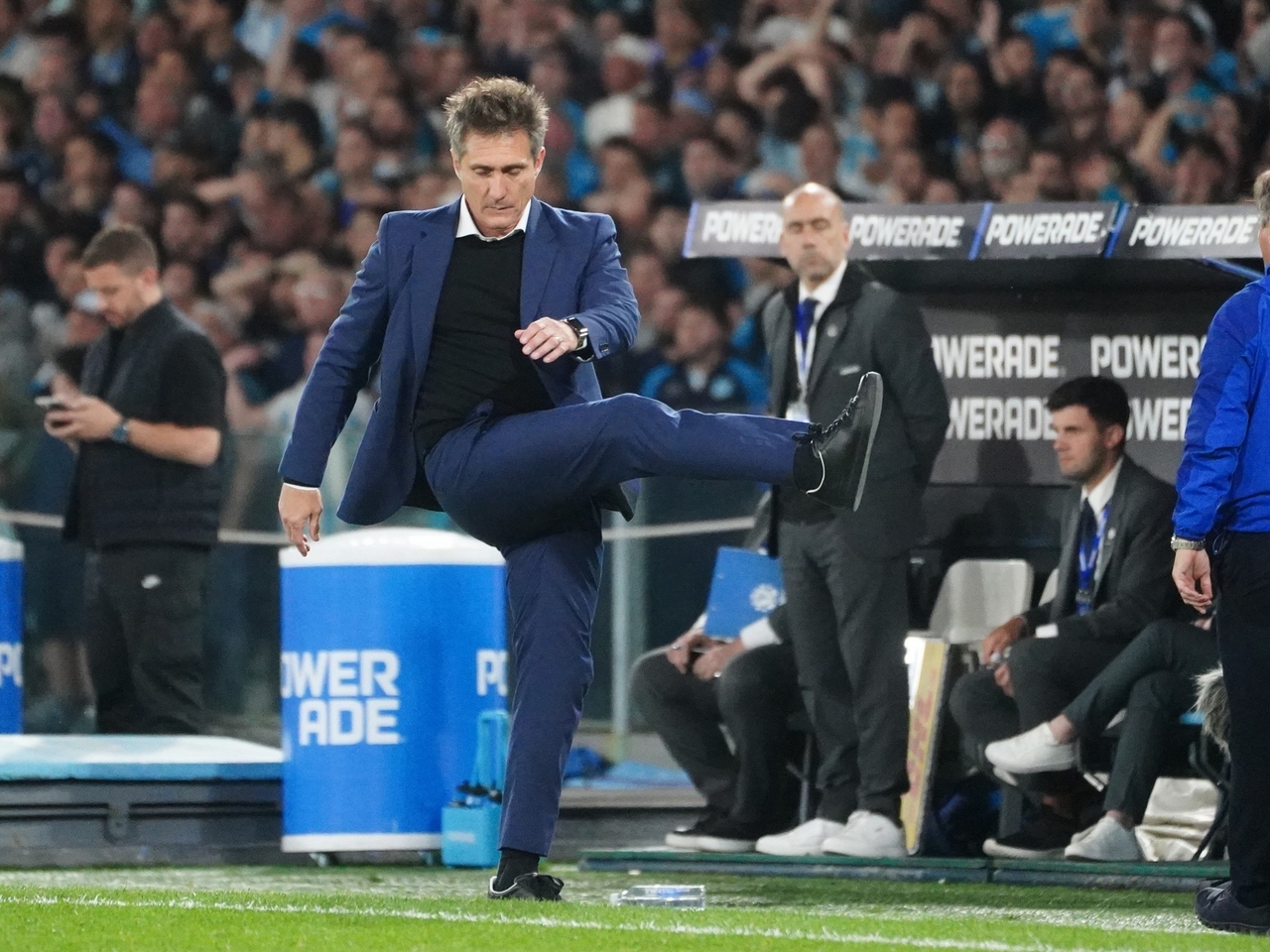 Guillermo Barros Schelotto's irony after Vélez's two disallowed goals in the Libertadores series against Racing: "We were efficient."