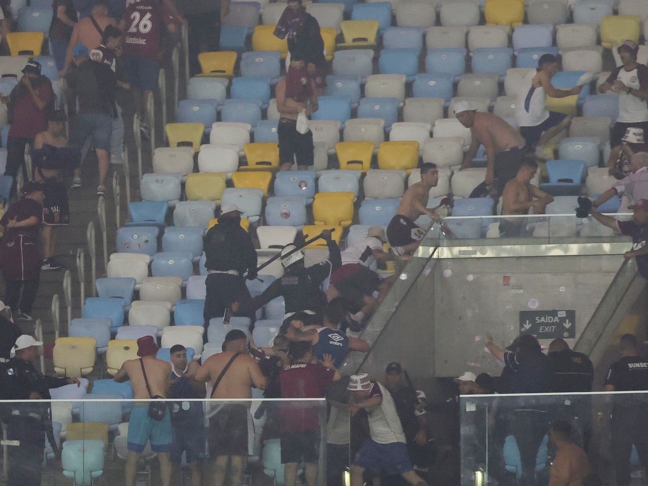 Violence against Argentine fans in Brazil again: police beat and tear gas fans of Lanús vs. Fluminense