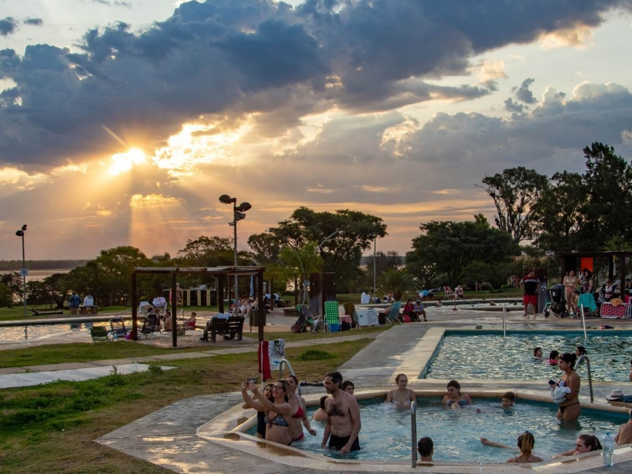 Escapadinhas de primavera para destinos de águas termais: como são os resorts com piscina e quanto custam?