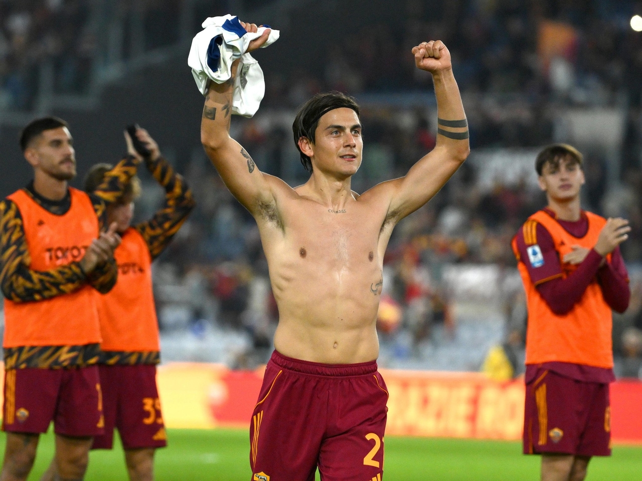 Roma, Dybala ve Soulé'nin golleriyle kazanarak, Napoli ile birlikte Serie A'da liderliğini sürdürdü. Inter, Lautaro ve Como da Nico Paz ile galibiyete ulaştı.