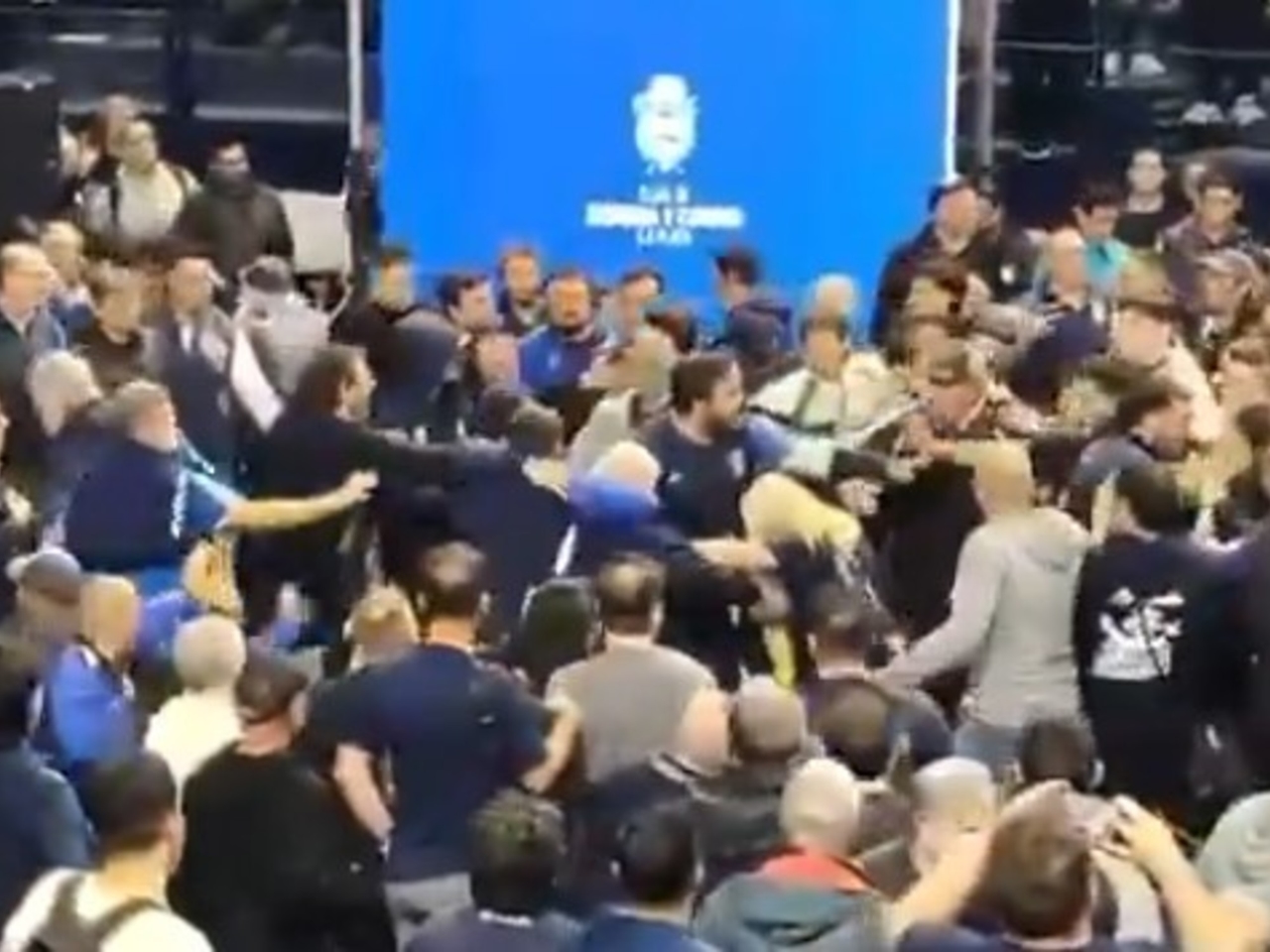 Bei der Generalversammlung von Gimnasia La Plata wurden Stühle, Flaschen und Eier geworfen.