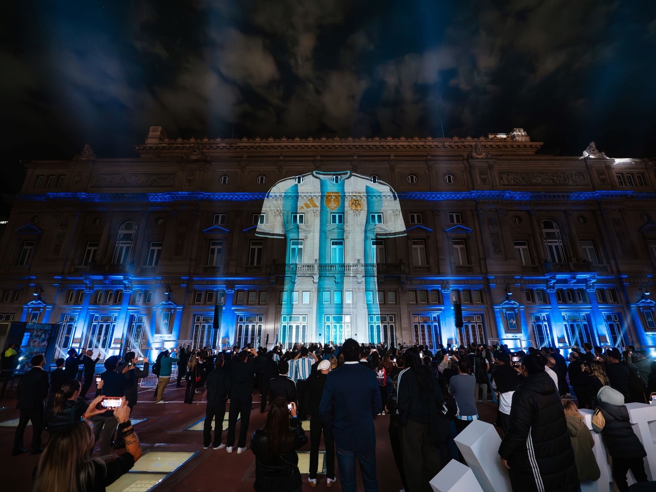 Imponujące odsłonięcie koszulki reprezentacji Argentyny w Teatro Colón