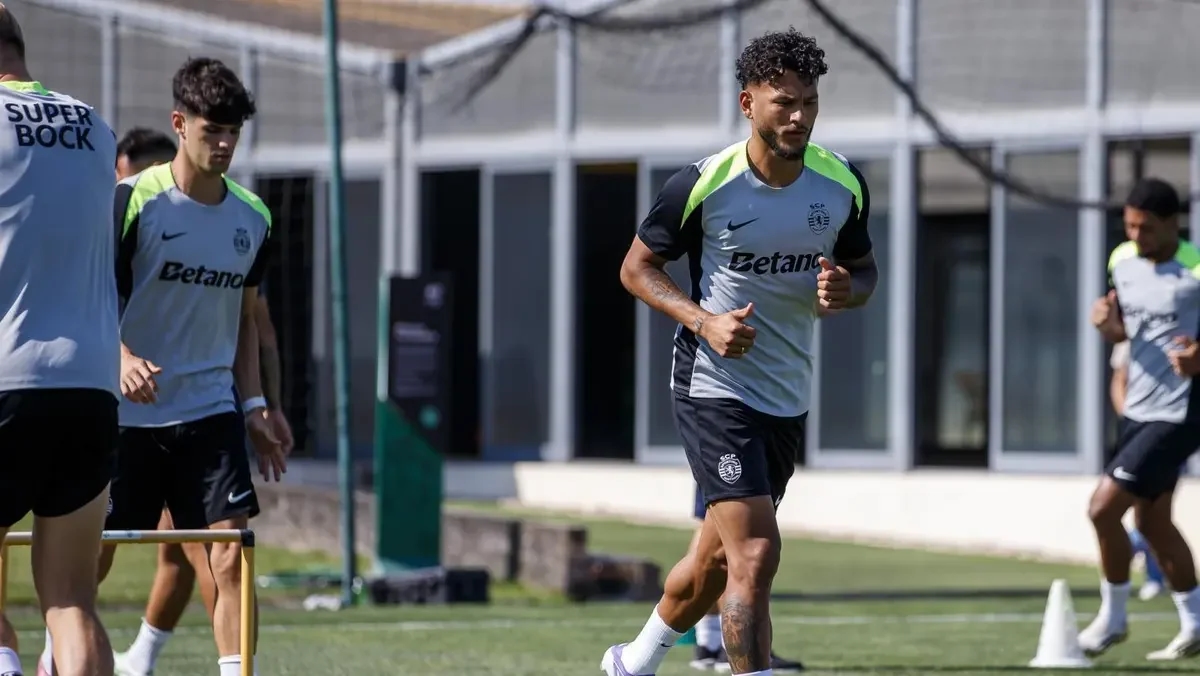 Stürmer Luis Suárez absolviert seine erste Trainingseinheit mit Sporting