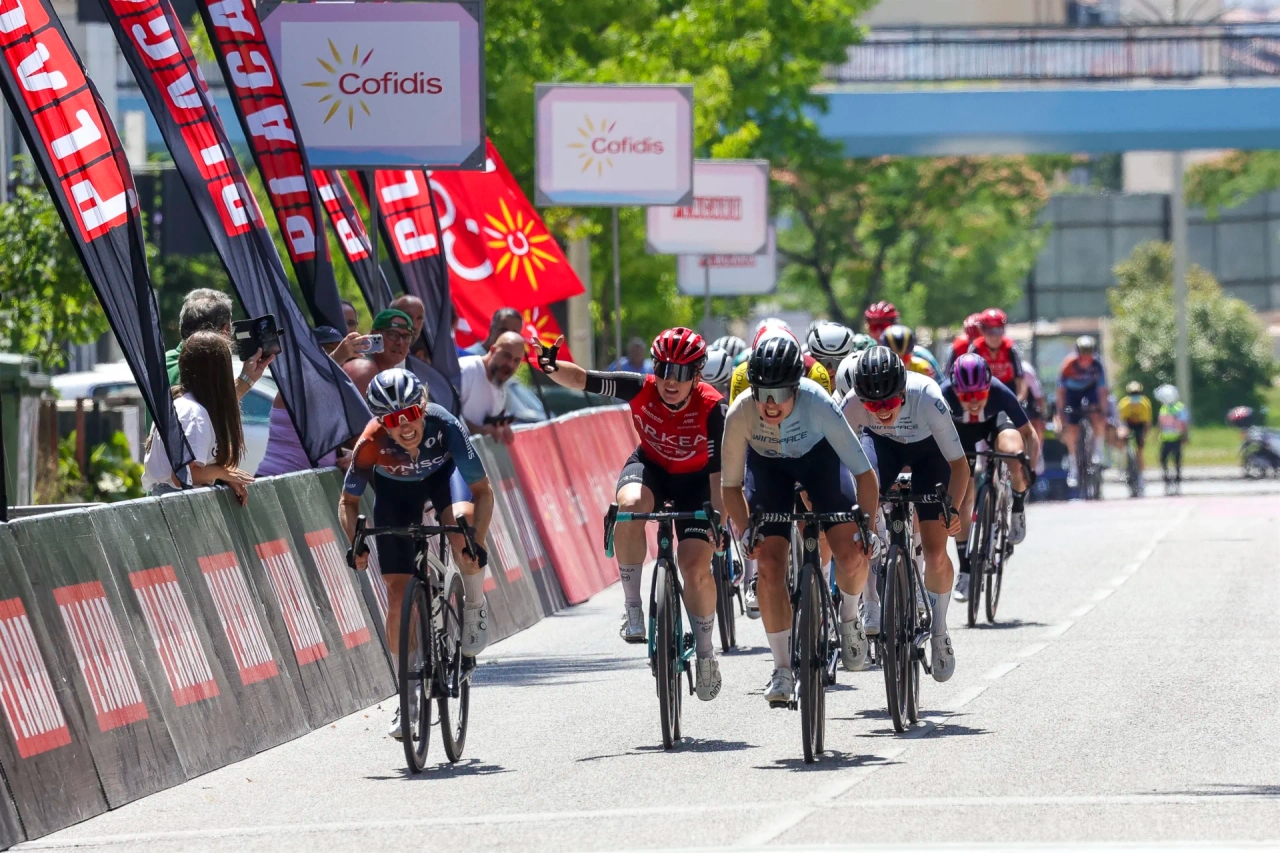 Ierse wielrenster Fiona Mangan wint derde etappe Ronde van Portugal