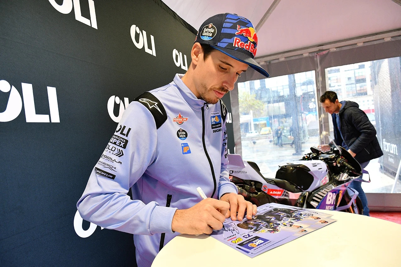Hundreds gather in Aveiro to see Formula 1 driver Álex Márquez.