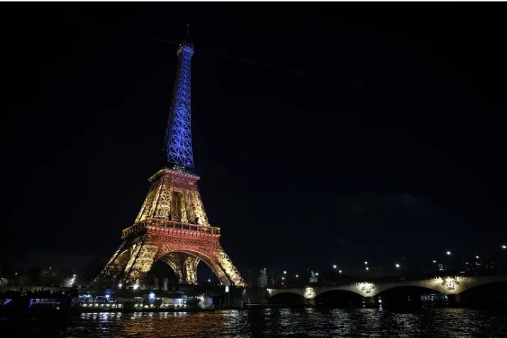 Des centaines de personnes se sont rassemblées près de la Tour Eiffel illuminée aux couleurs du pays