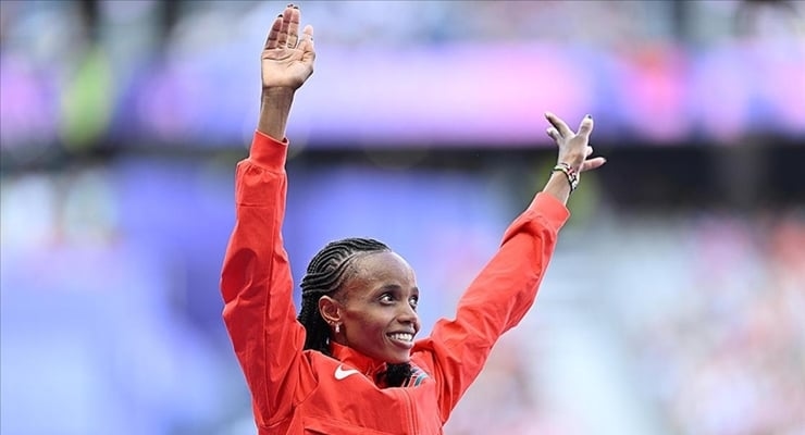 World record: Beatrice Chebet runs 5,000 meters in less than 14 minutes