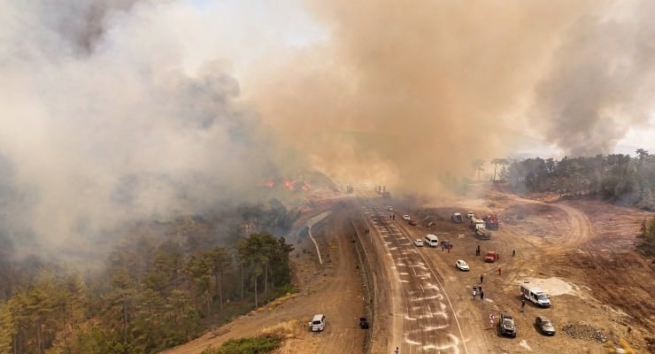 Le ministère a envoyé 5 millions de lires d'aide à Bursa, où l'incendie fait rage depuis quatre jours.