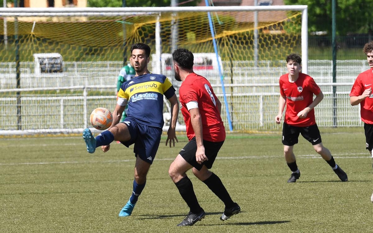 Fußball, Regionalliga 3: Vereine der Dordogne
auf Halbmast, schon Bewegung auf den Bänken