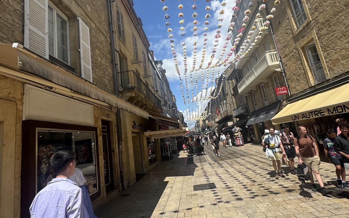 Homem morre após pular de janela no centro de Sarlat