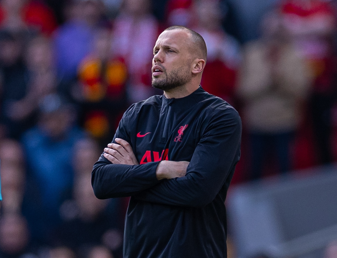 Heitinga podría regresar al Ajax como sucesor de Farioli