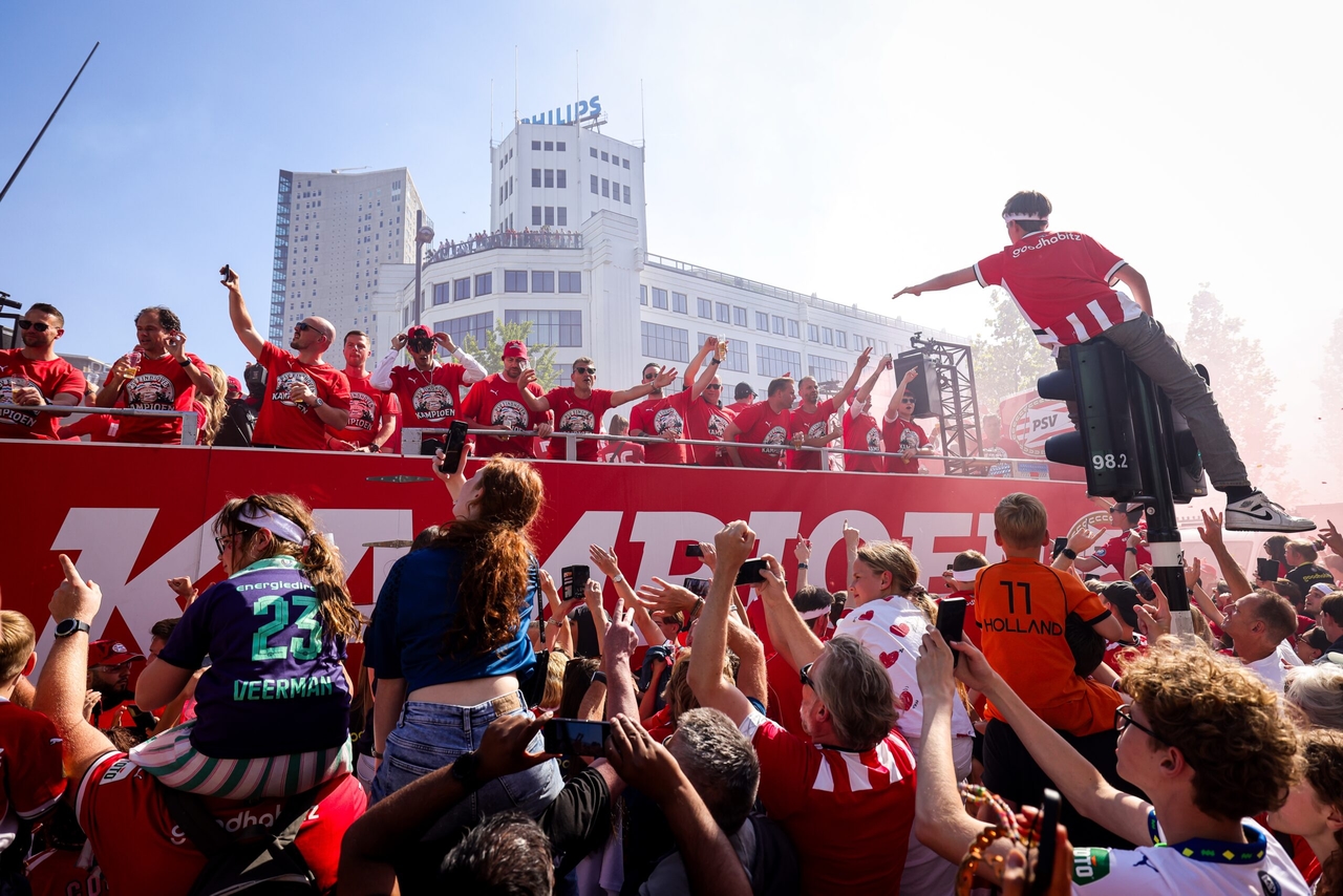 Eindhoven em clima de festa enquanto o PSV comemora a vitória no campeonato