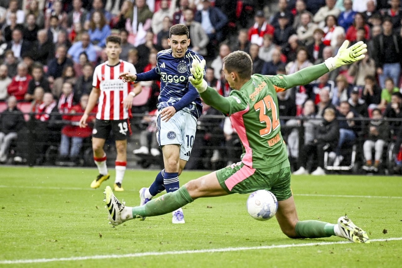 PSV-Ajax berabere bitti, AZ'nin penaltısı Feyenoord'un galibiyetini engelledi