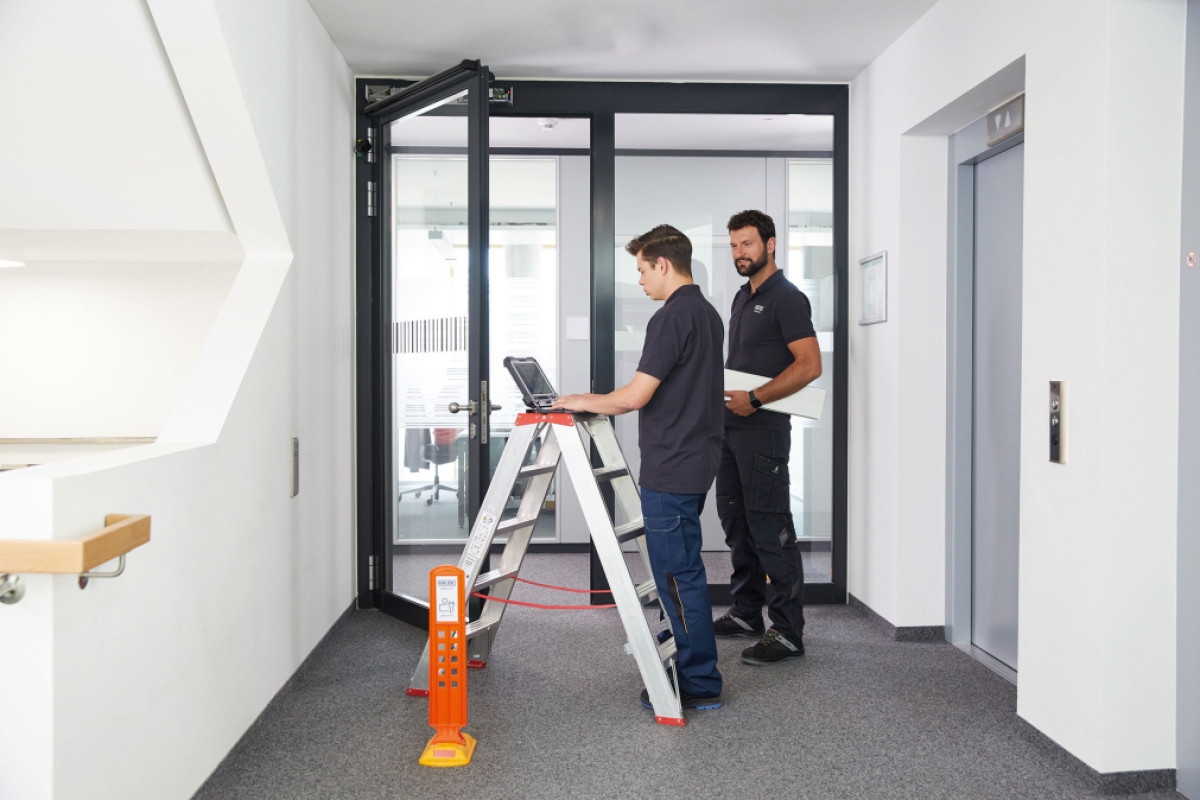 Instale corretamente as portas dos sistemas de saída de emergência.