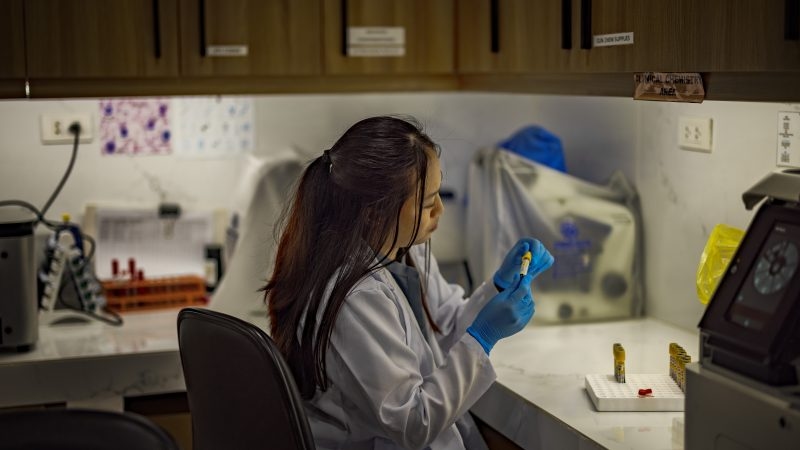 HIV-preventie onder druk: bezuinigingen brengen wereldwijde vooruitgang in gevaar