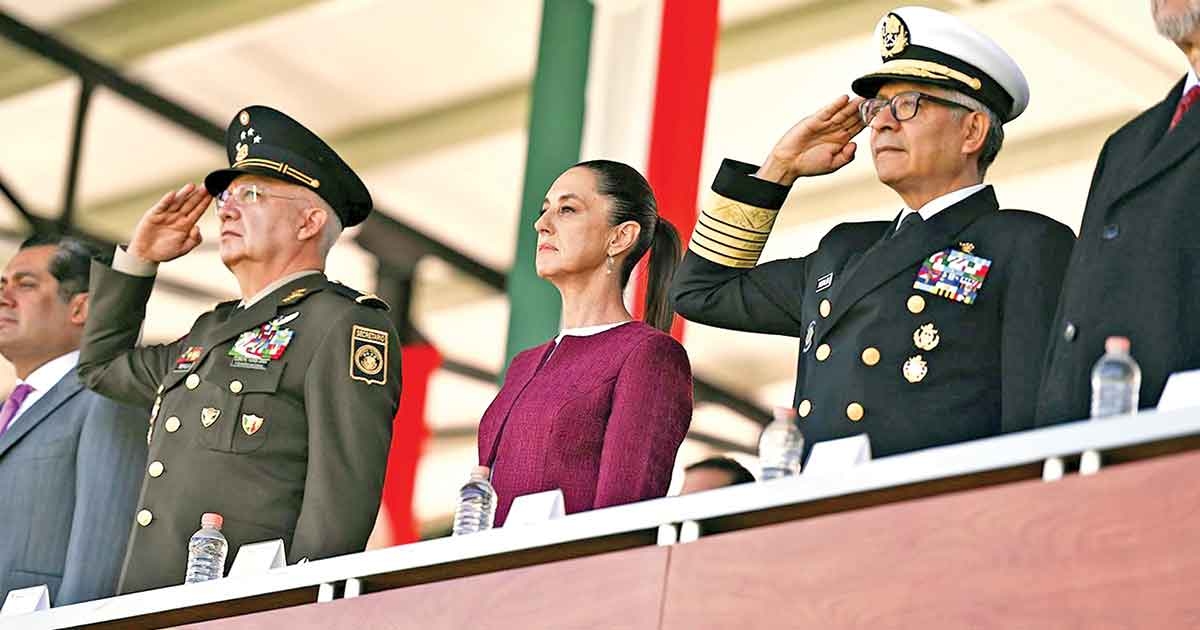 L'amiral Raymundo Pedro Morales célèbre le drapeau