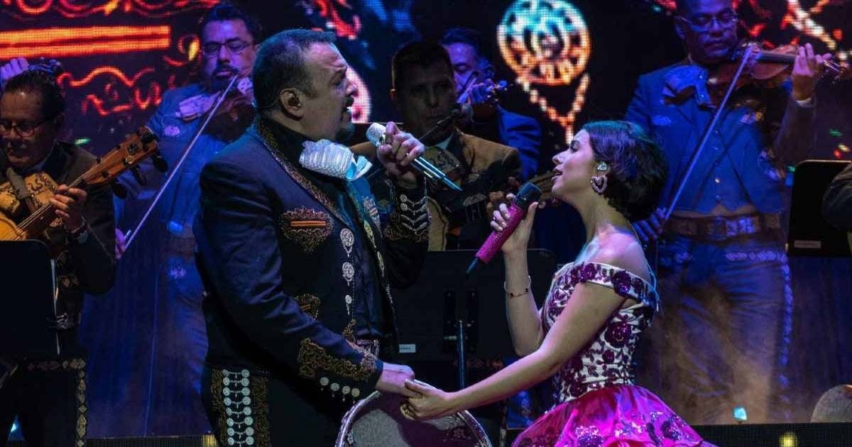 Pepe Aguilar rozwiewa plotki o „kupowaniu coverów” i ich wpływie na sukces Angeli Aguilar