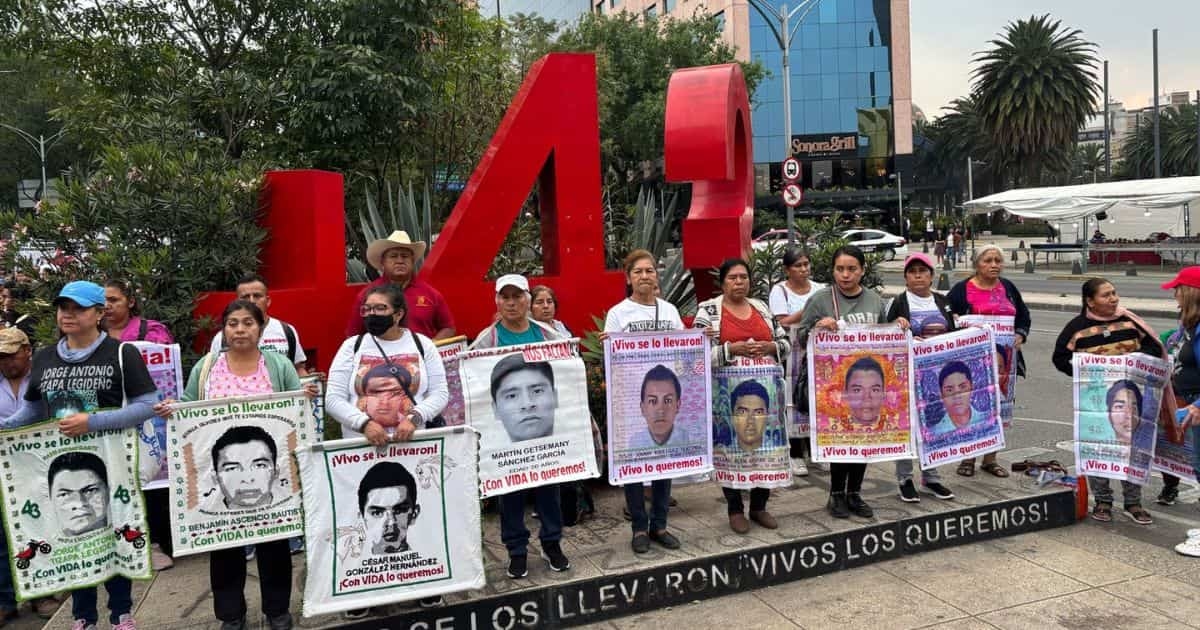 FOTO: I parenti dei 43 studenti di Ayotzinapa guidano una marcia a Città del Messico