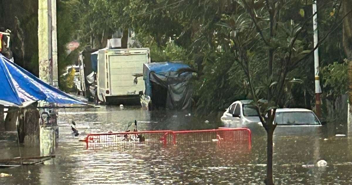 Mexico City floods again today; cars are underwater due to rain.