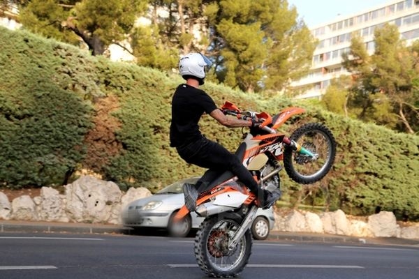 Neuves-Maisons (54): a police officer deliberately hit by a motorcyclist during an urban rodeo. The victim suffered "fairly significant fractures" to the leg.