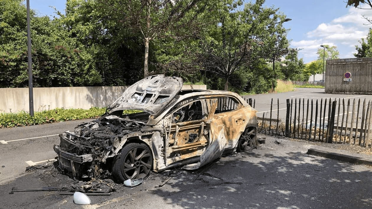 Saint-Herblain (44): un coche nuevo incendiado en un barrio donde la situación es tensa desde hace varios meses… con la reciente instalación de un punto de venta de drogas y numerosas incivilidades por parte de un grupo de jóvenes.