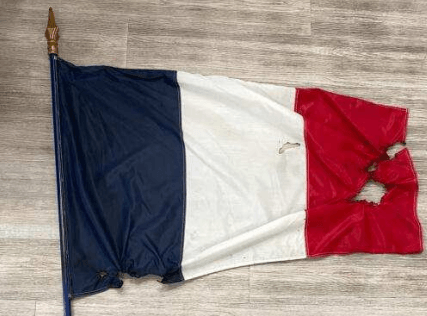 Gap (Hautes-Alpes): Six French flags burned by youths in public toilets next to a war memorial