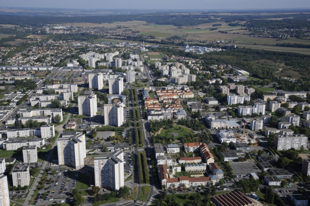 Meaux (77): Arabasından inerken makineli tüfekle vurulan bir adam. Bir kurşun bir apartmanın kepenk kapağına saplandı.