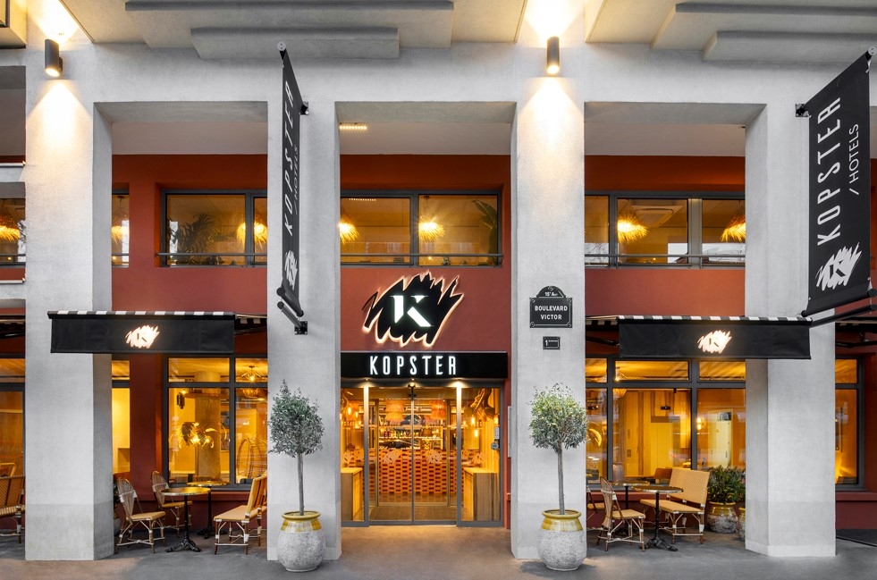 Paris 15th: Two customers were victims of an armed robbery at the bar of a 4-star hotel. The thieves stole jewelry, watches, and bags.