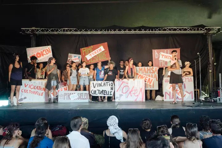 Saint-Hilaire-de-Briouze (61): “Les Résistantes” festivali sırasında “ırkçı” aktivistler sahneye çıkarak çevre gruplarının “beyazlıktan arındırılması” çağrısında bulundu ve “müttefik çevrelerde” “ırkçılığı” kınadı.