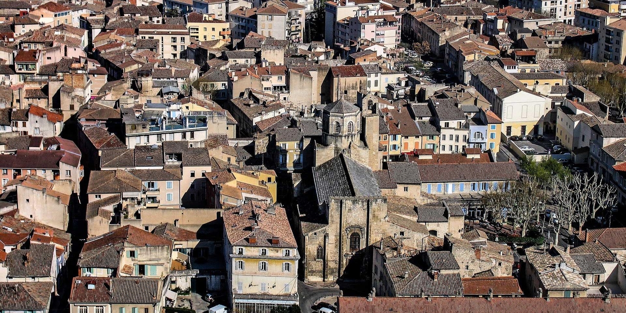 Cavaillon (84). Kaçtıktan sonra bir genç kız annesinden yardım ister: Bir pezevenk tarafından kaçırılmış ve fuhuşa zorlanmıştır.