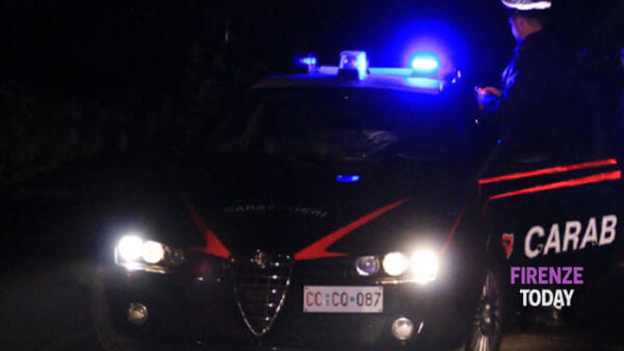 Quattro persone accoltellate, spunta una pistola durante la rissa: indagano i carabinieri