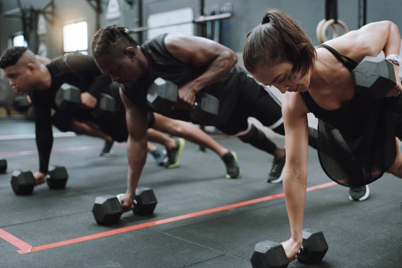 Deportes de moda: Hyrox vs. CrossFit: ¿Qué tendencia de fitness te conviene más?