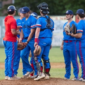 I giocatori dei Valley Blue Sox dimostrano dedizione ai giovani durante la corsa ai playoff