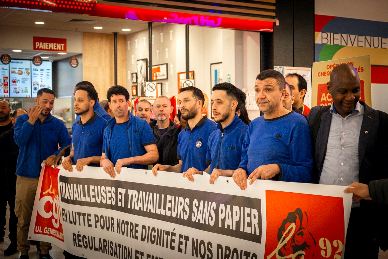 Racketeered and then dismissed, 7 undocumented Carrefour employees win their case after the CGT mobilization