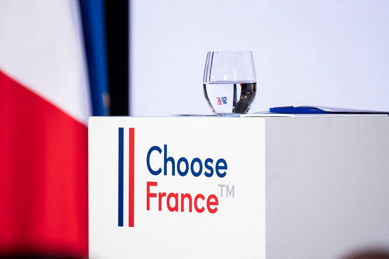 Choose France: the meeting of big bosses in Versailles in a parallel universe
