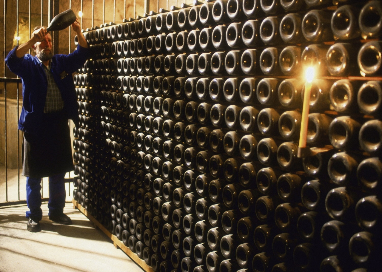« Les caves sont pleines, mais les caisses aussi » : les raisons de la colère dans le champagne et le cognac