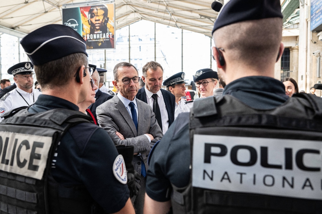 "Nog een stap richting trivialisering van etnisch profileren": meerdere vakbonden uit het rechtssysteem hekelen de migrantenjacht van Retailleau