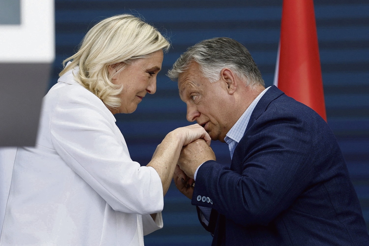Entre teorías de conspiración y el método Coué, Marine Le Pen se reunió con la internacional fascista en Loiret