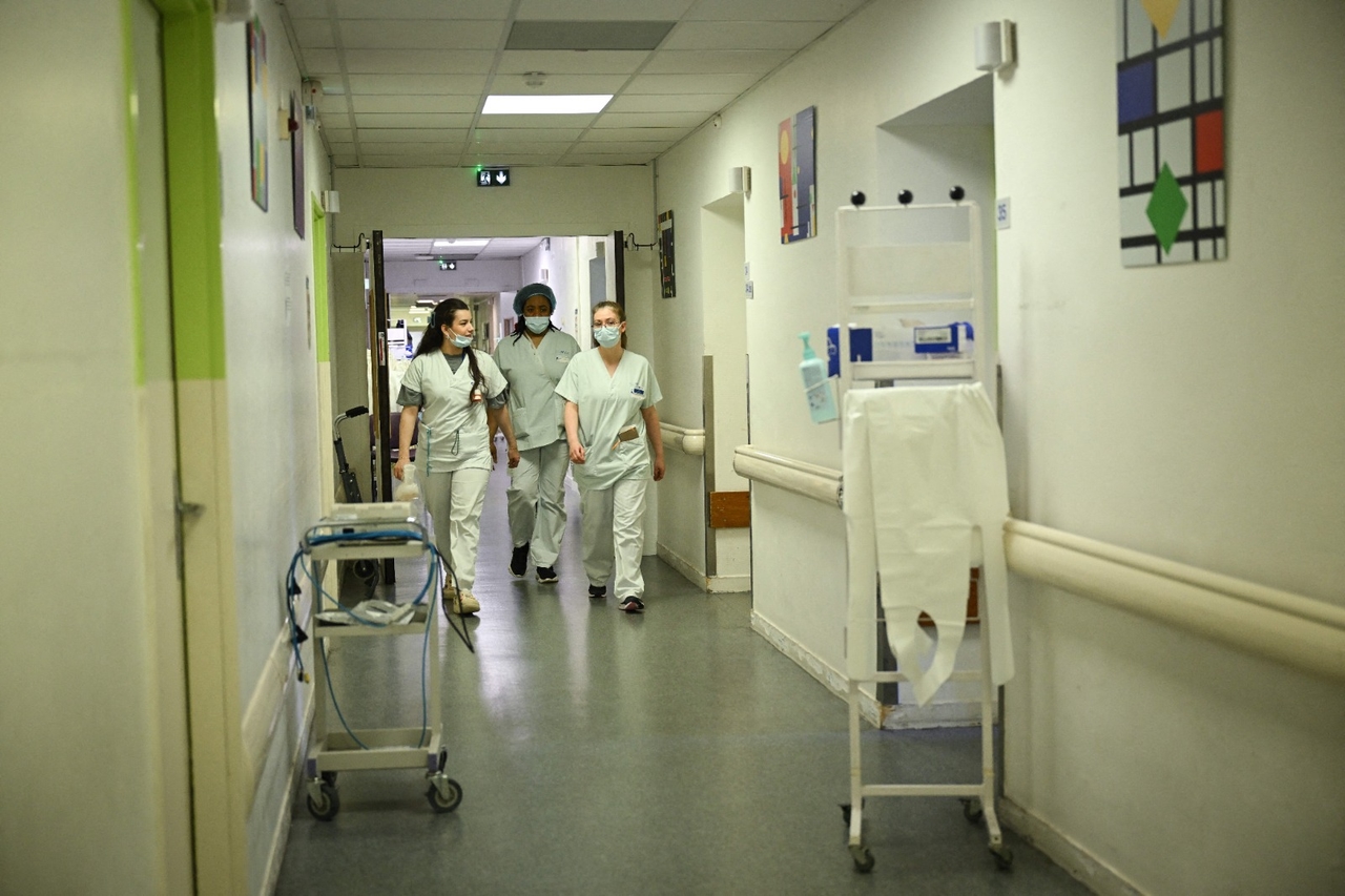 Médicos estrangeiros mal pagos do Grand Hôpital de l'Est Francilien forçados a devolver bônus pagos
