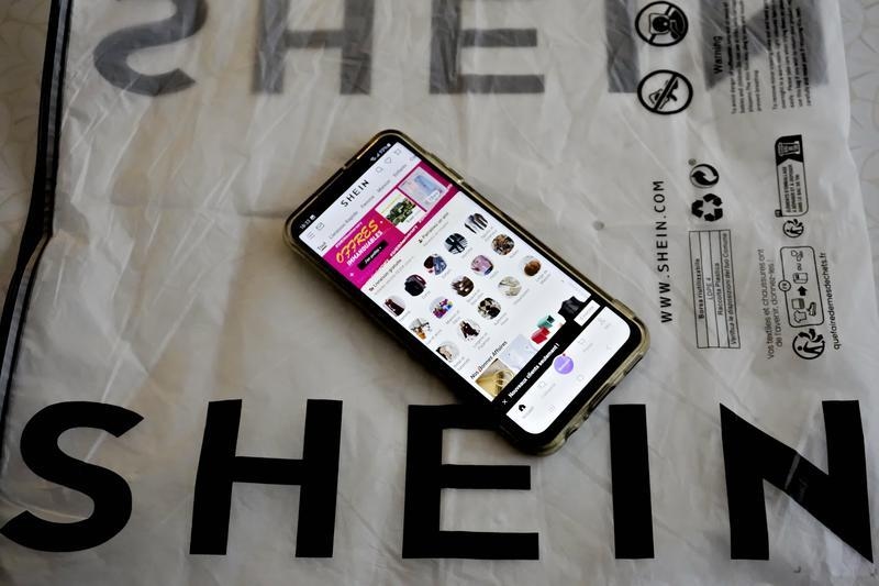 Шейн оштрафован за продажу кукол с детской порнографией; французская система правосудия рассматривает дело