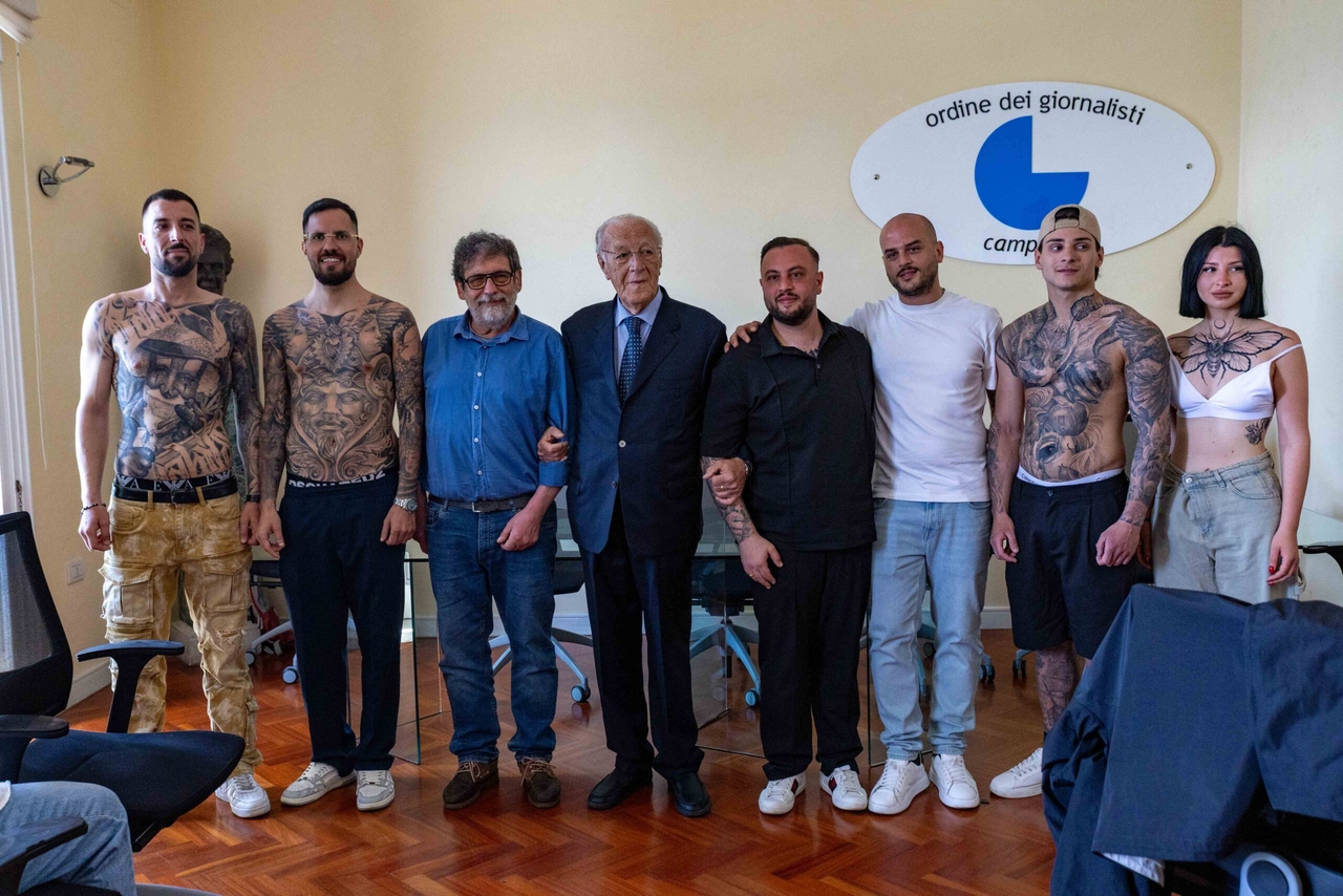 “Napoli Tattoo Expo 2025”, o programa apresentou: 500 artistas em exposição, DJ sets e comida de rua