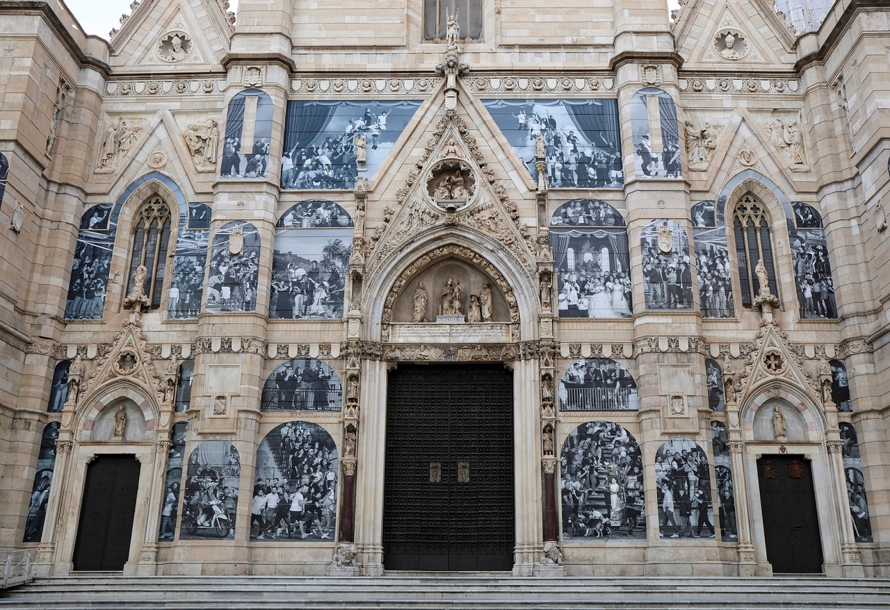 Wie ben jij, Napels? Op de Duomo staan ​​portretten van 606 burgers. JR, de presentatie van het project in de Gallerie d'Italia