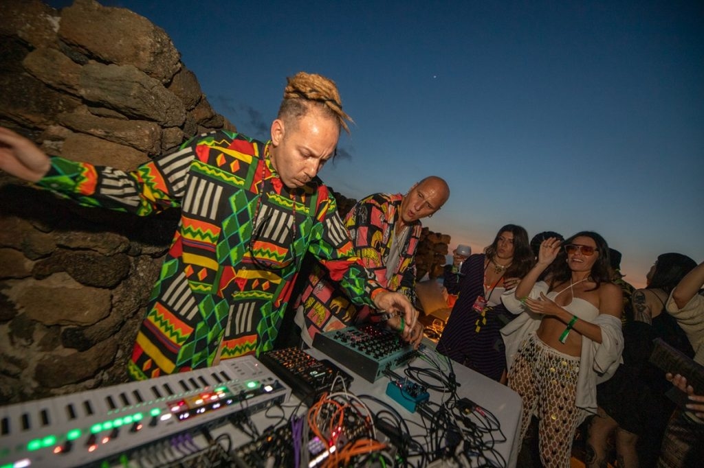 Seth Troxler, Dardust et montgolfières au coucher du soleil : l'Island Fuze Tea revient à Pantelleria