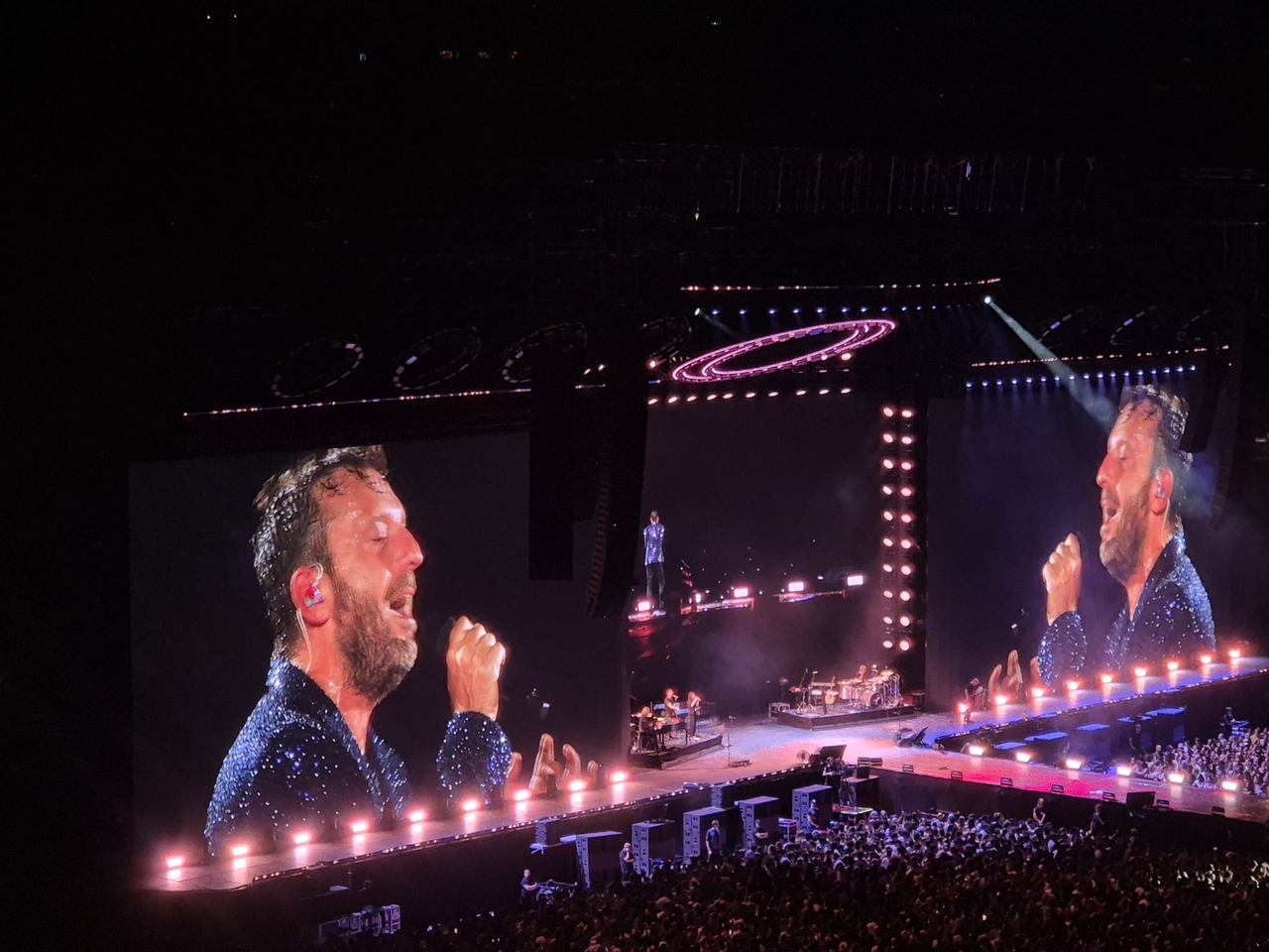 Cremonini em Maradona: um show dos sonhos, com lasers, muitas trocas de figurino e um áudio que não acompanha o palco