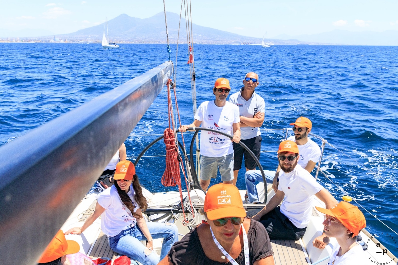 Terapia de navegación para pacientes oncológicos y hematológicos: paseo en barco por el Golfo de Nápoles
